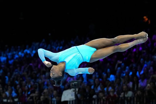 Präsentierte in Antwerpen ein neues Element: Die US-Amerikanerin Simone Biles. - © Virginia Mayo/AP/dpa