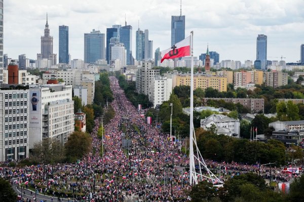 Tausende Menschen versammeln sich zu einem Marsch zur Unterstützung der Opposition in Warschau. - © Czarek Sokolowski/AP/dpa