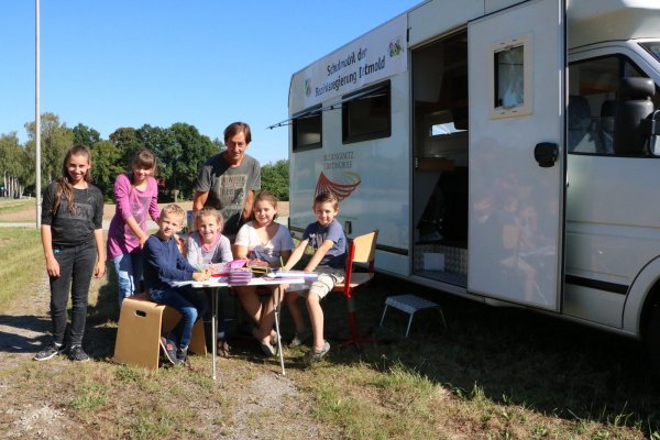 Lernen am und im Wohnmobil: (von links) Angelina, Josefine, Paul, Josephine, Gina und Fredi werden von Ulrich Wassmann unterrichtet. - © Yvonne Glandien