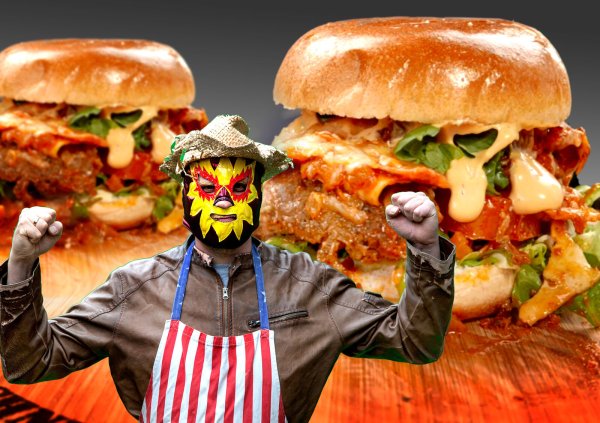 Johnnys Markenzeichen: Seine mexikanische Maske, Hut und Schürze. So kennen ihn die Fans des Gütersloher Formats seit mehr als zehn Jahren. Es gibt eine Zutat, die nur ganz selten bei seien Rezepten fehlt: Bacon! - © Andreas Frücht/Die Grillshow