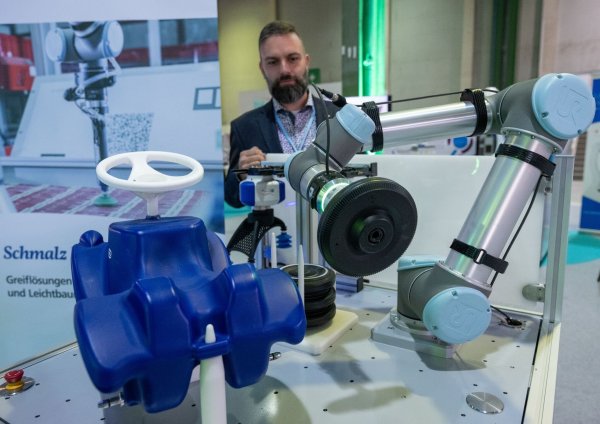 Björn Ulrichsohn präsentiert am Stand der Firma Schmalz auf dem Robotics Festival in Leipzig Greifroboter. - © Hendrik Schmidt/dpa