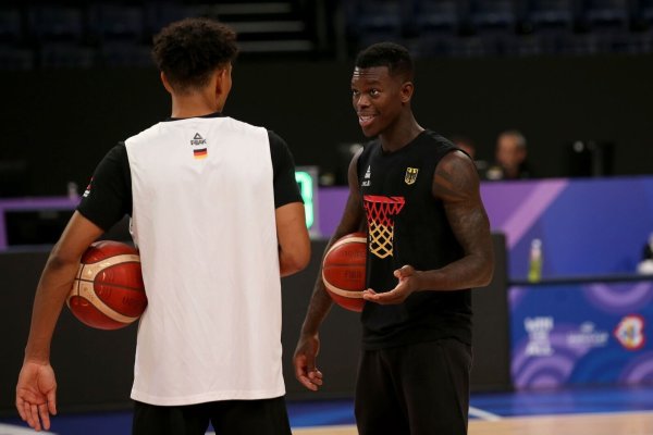Droht Deutschlands Basketballern auszufallen: Dennis Schröder (r). - © Matthias Stickel/dpa