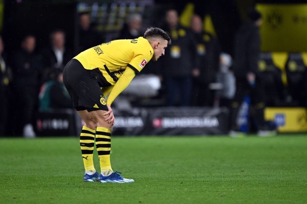 Dortmunds Nico Schlotterbeck steht auf dem Spielfeld. - © Federico Gambarini/dpa