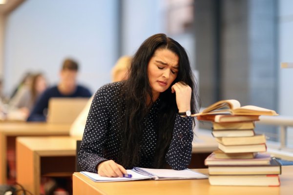 Viel auf dem Schreibtisch: Wer mitten im Bachelor oder Master die Hochschule wechseln will, muss sich um einiges kümmern, etwa um die Anerkennung der bisherigen Leistungen. - © Markus Hibbeler/dpa-tmn