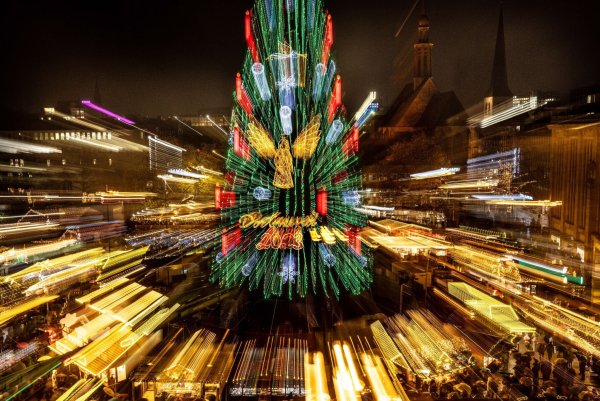 Der riesige Dortmunder Weihnachtsbaum wird erleuchtet. - © Dieter Menne/dpa