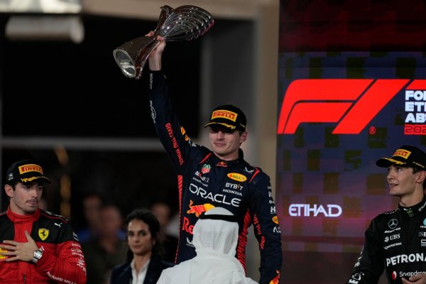 Weltmeister Max Verstappen gewinnt auch den Grand Prix von Abu Dhabi. - © Kamran Jebreili/AP