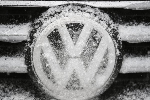 Frostiges VW-Logo - © Foto: Patrick Seeger/dpa