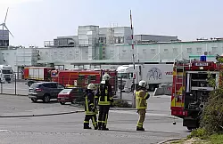 Einen Millionenschaden hat am Sonntag ein Brand in einer Ladestation f&uuml;r Elektro-Gabelstapler im Fleischcenter Paderborn der Westfleisch Vieh- und Fleischzentrale an der Halberst&auml;dter Stra&szlig;e verursacht. - &copy; Foto: Ralph Meyer