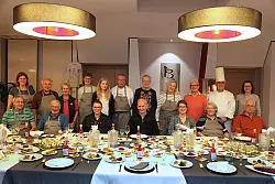 Es ist angerichtet: Bevor es an die Teller geht, bestaunt die Gruppe noch ihr Werk und nimmt noch für ein Erinnerungsfoto Aufstellung. - © Vera Gerstendorf-Welle