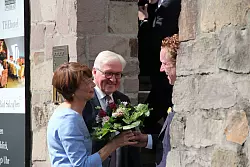 Ankunft des Bundespräsidenten Frank-Walter Steinmeier und Ehefrau Elke Büdenbender im Hotel Lippischer Hof, wo sie von Hotelier Christian Steffen begrüßt werden. - © Heidi Stork
