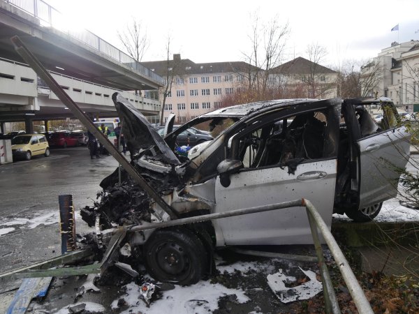 Nach einem Autobrand in der Detmolder Innenstadt sucht die Polizei nach den couragierten Ersthelfern. - © Jost Wolf