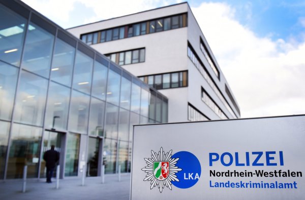 Das Landeskriminalamt Nordrhein-Westfalen in Düsseldorf. In Nordrhein-Westfalen sind Anfang Dezember 826 Menschen als vermisst gemeldet gewesen. Von ihnen waren 136 Kinder unter 14 Jahren und 559 Jugendliche unter 18 Jahre, wie das Landeskriminalamt in Düsseldorf auf Anfrage mitteilte. Außerdem wurden 131 Erwachsene vermisst. Stichtag war der 1. Dezember. - © Caroline Seidel/dpa
