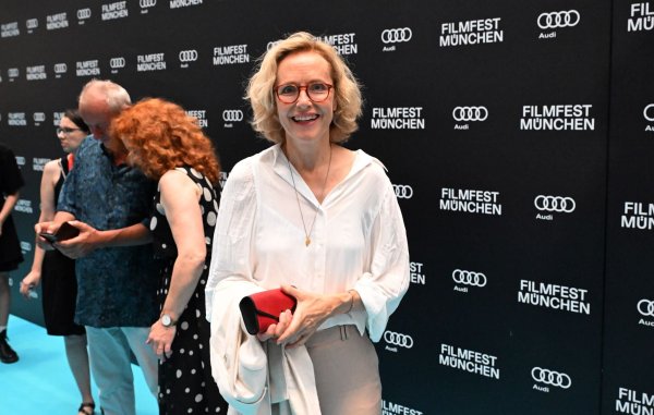 Bei dieser Premiere war der Teppich türkis. - © Felix Hörhager/dpa