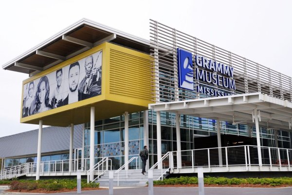 Im Grammy Museum Mississippi widmet sich eine neue Ausstellung der Karriere der 14-fachen Grammy-Gewinnerin Taylor Swift. - © Visit Mississippi/dpa-tmn