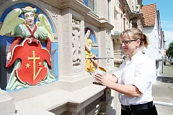 Arbeitet an der Fassade: Kirchenmalerin und Restauratorin Constance Schr&ouml;der. - &copy; Foto: pavlustyk