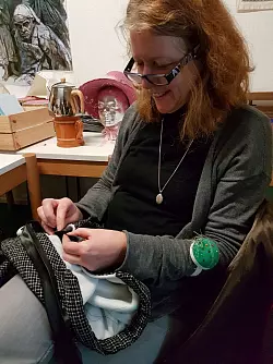 Kost&uuml;me: Roswita Hillebrandt ist dabei, ein historisches Gewand zu schneidern. - &copy; Tanja Sauer