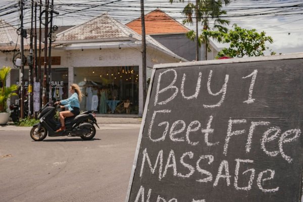 Eine Frau fährt ohne Helm auf einem Motorroller. Wegen zahlreicher Verstöße gehen indonesische Behörden inzwischen hart gegen Verkehrsverstöße vor. - © Felix Rio/Balebengong/dpa
