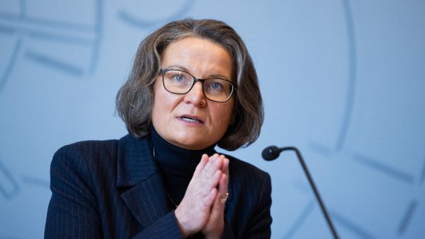 Ina Scharrenbach (CDU), Bauministerin von Nordrhein-Westfalen. - © Rolf Vennenbernd/dpa
