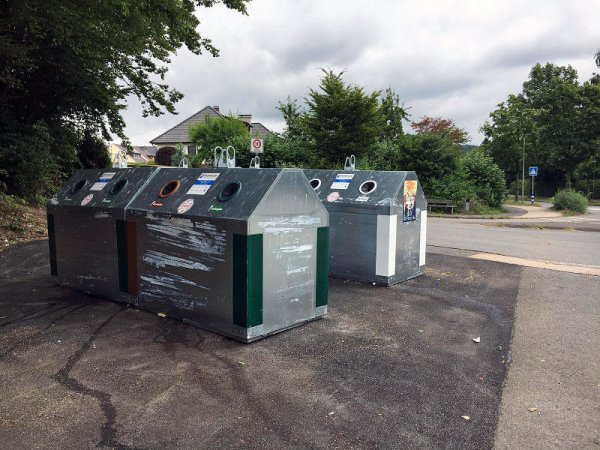Immer wieder kommt es zu Vermüllung neben Altglascontainern in Augustdorf. - © Seda Hagemann