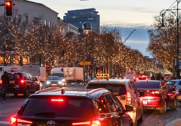 Am 1. Adventswochenende dürfte es vor allem in den Innenstädten voll werden. Die Verkehrsclubs raten zur Nutzung öffentlicher Verkehrsmittel für die Wege dorthin. - © Jens Kalaene/dpa-Zentralbild/Archiv