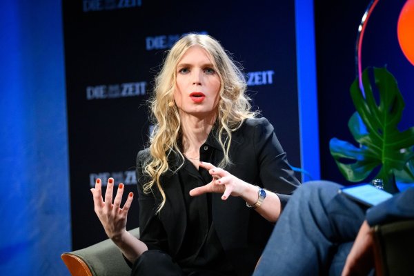 Chelsea Manning, US-amerikanische Whistleblowerin, spricht mit dem Chefredakteur von Zeit Online über ihr neues Buch "README.txt". - © Jonas Walzberg/dpa