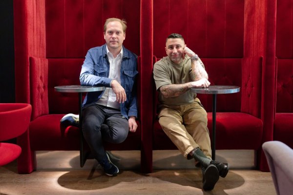 Die Musiker Sammy Amara von der Band Broilers (r) und Thees Uhlmann (l) sitzen nach einem Interview in einem Cafe. - © Henning Kaiser/dpa/Produktion