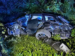 Foto: Polizei Lippe / Zerstörter Wagen nach Unfall Hamelner Str. - © Polizei Lippe