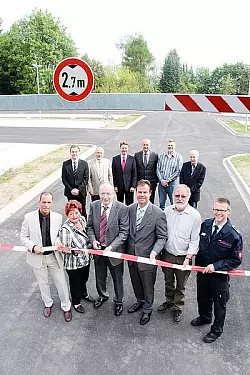 Robin Woiwode (Essmann), Marion von Canstein (stellvertretende Bürgermeisterin), Dr. Franz-Bernhard Landvogt (Essmann), Architekt Robert Wiehofsky, Dr. Peter Bausch (Umweltzentrum) und Andreas Echterhof (Feuerwehr, vorne von links) schneiden vor weiteren Gästen das Band durch. - © Foto: Backe
