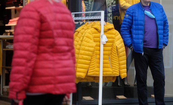 Daunenjacken: Was Verbrauchern beim Einkaufen von Mode wichtig ist. - © Sebastian Willnow/dpa-Zentralbild/dpa