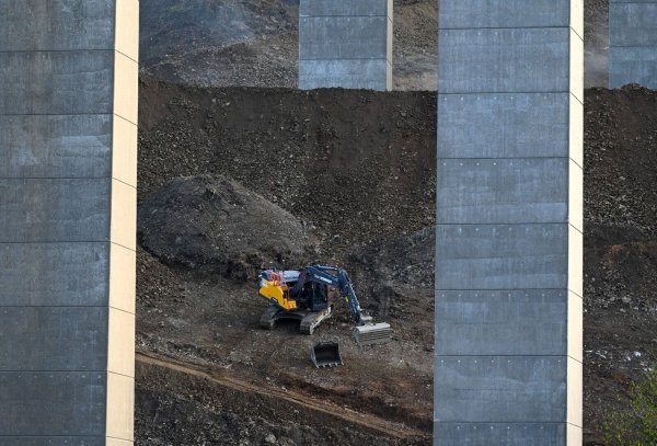 Baumaschinen bereiten den Untergrund unter der baufälligen Talbrücke Rahmede für die Sprengung vor. - © Henning Kaiser/dpa/Archivbild