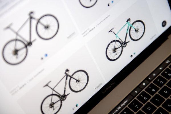 Fahrräder im Angebot auf einer Internetseite - © Foto: Zacharie Scheurer/dpa-tmn