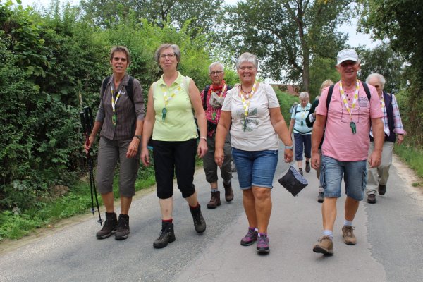 Wanderfreunde on Tour: An der Wanderung zum Blomenstein in Lemgo nahmen 60 Wanderer teil. Eine von vielen beliebten Strecken, die am Deutschen Wandertag genutzt wurden. - © Nadine Uphoff