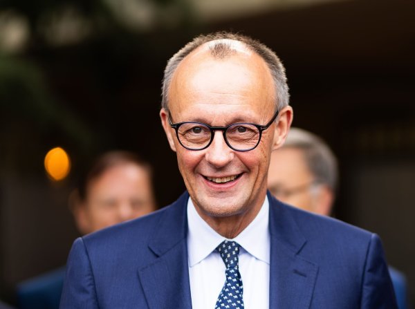 Bundeskanzler Merz sagt den Schutz jüdischen Lebens in Deutschland gegen den wachsenden Antisemitismus zu. - © Philipp von Ditfurth/dpa