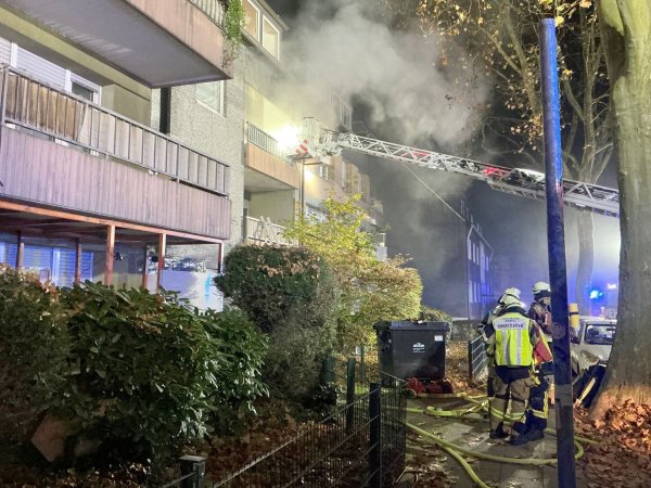 Sechs Verletzte bei Feuer in Wohnhaus. - © -/Feuerwehr Essen/dpa
