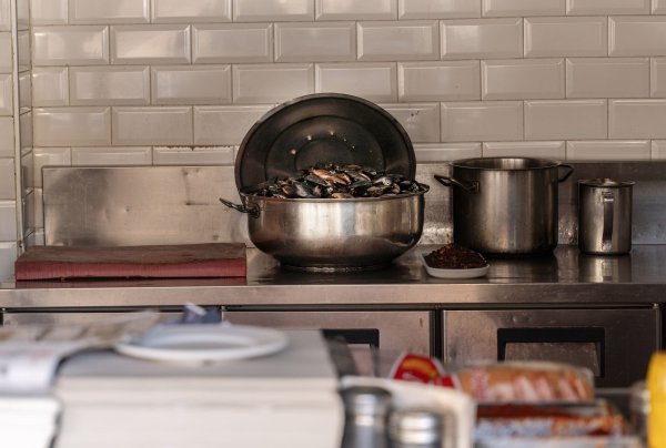 Die häufigsten Symptome bei Lebensmittelvergiftung sind Übelkeit, Erbrechen und Durchfall. - © Ahmed Deeb/dpa