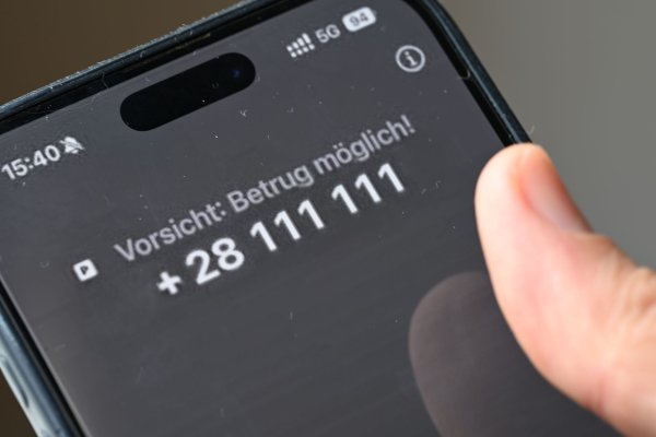 Besser nicht drangehen: Vodafone warnt bei einem Anruf vor einer möglichen Betrugsmasche, hier ein gestelltes Bild mit einer fiktiven Telefonnummer, die Vodafone nur zwischenzeitlich zu technischen Testzwecken geschaltet hatte. - © Wolf von Dewitz/dpa