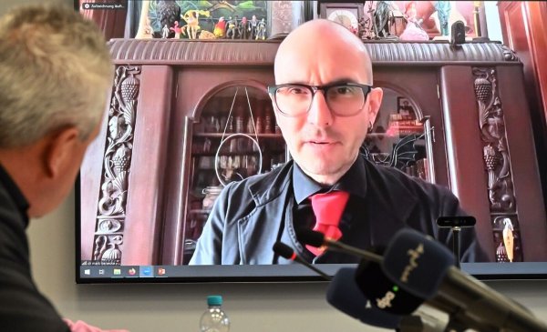 Kriminalbiologe Benecke sagt, er habe ebenfalls eine Probe von Hitlers Blut genommen, von der Lehne des Sofas, auf dem sich Hitler erschossen hat. (Archivbild) - © Martin Schutt/dpa