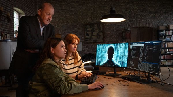 Wilsberg ermittelt in der neuen ZDF-Folge rund um Künstliche Intelligenz und Sprachassistenzen und um einen Mord. - © Thomas Kost/ZDF/dpa