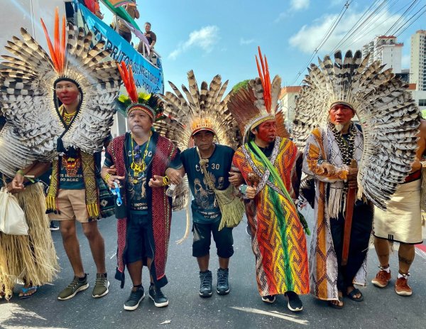 Tausende Indigene und internationale Klimaschützer zogen durchs Zentrum der Millionenstadt Belém. - © Torsten Holtz/dpa