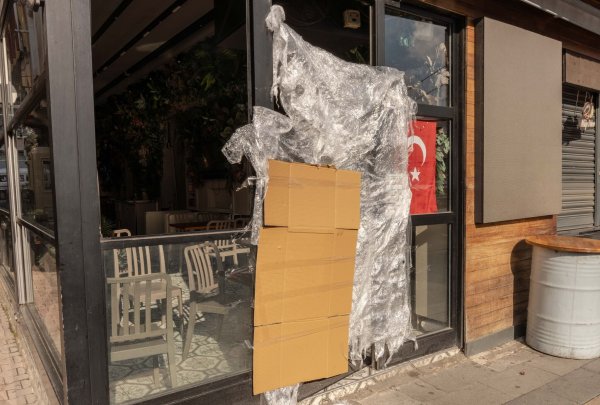 Nach dem Tod der drei und sechs Jahre alten Kinder ist auch die Mutter im Krankenhaus gestorben, wie die Nachrichtenagentur DHA berichtete. Der Vater werde noch auf der Intensivstation behandelt. Im Verdacht steht eine Lebensmittelvergiftung. - © Ahmed Deeb/dpa