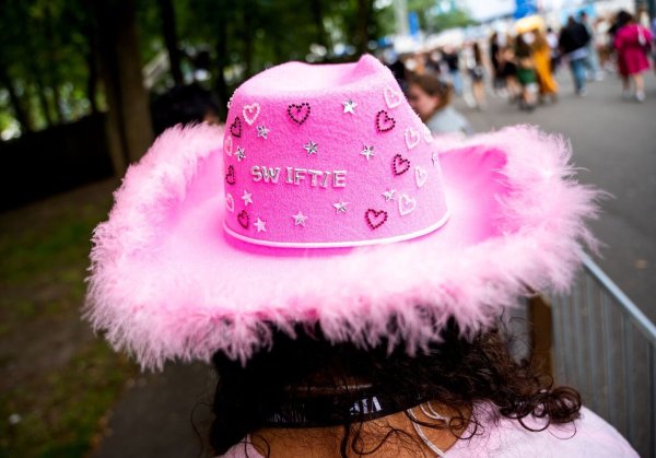 Viele Fans von Taylor Swift haben eine besondere Beziehung zu ihrem Star. (Archivbild) - © Daniel Bockwoldt/dpa