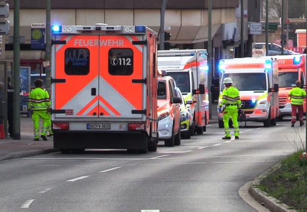 Krankenwagen und Helfer sind in Duisburg vor einem Fitnessstudio im Einsatz. - © Justin Brosch/dpa