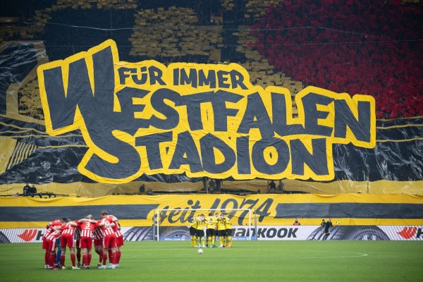 "Für immer Westfalenstadion" steht auf einer riesigen Plane auf der Zuschauertribüne. - © Bernd Thissen/dpa/Archivbild