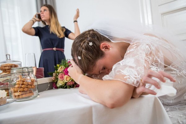 Ist dieser Schritt überhaupt der richtige? Zweifel und Bedenken packen rund um den Hochzeitstag nicht nur Bräute. - © Christin Klose/dpa-tmn