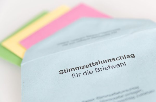 Verschiedene Stimmzettel stecken in einem Stimmzettelumschlag zur Briefwahl. - © Friso Gentsch/dpa/Symbolbild