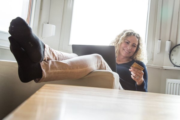 Entspannt online einkaufen: Das geht zum Beispiel mit einer Kreditkarte. - © Christin Klose/dpa-tmn