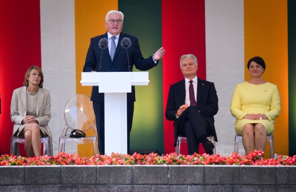 Bundespräsident Steinmeier sagt Litauen am Nationalfeiertag die Unterstützung Deutschlands bei der Verteidigung seiner Freiheit zu. - © Bernd von Jutrczenka/dpa