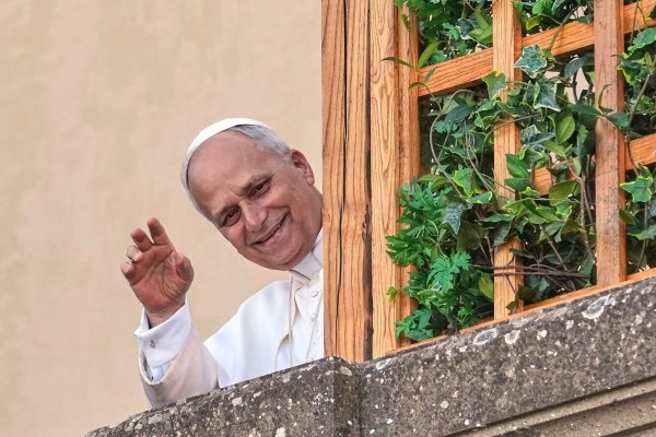 Papst Leo XIV. grüßt aus dem Urlaub in Castel Gandolfo. - © Andrew Medichini/AP/dpa