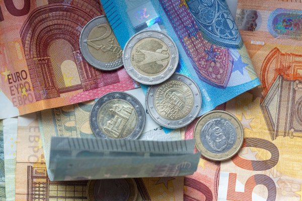 Bargeld bleibt Bundesbank-Vorstand Balz zufolge auch in Zukunft ein wichtiger Bestandteil des Zahlungsverkehrs. (Symbolbild) - © Fernando Gutierrez-Juarez/dpa