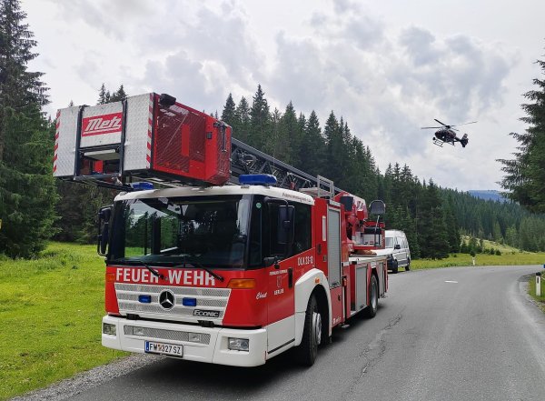Ein Einsatzfahrzeug der Feuerwehr steht in der Nähe der Absturzstelle eines Kleinflugzeugs im Gemeindegebiet von Krimml. - © -/News5/dpa